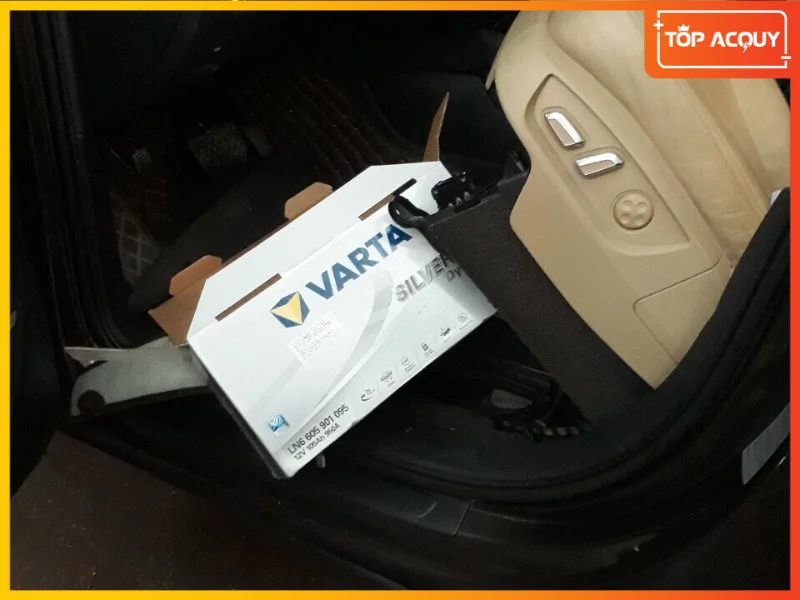 TOPACQUY thay ắc quy Varta cho khách tại gara 