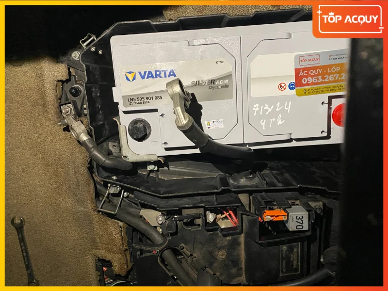 TOPACQUY thay ắc quy VARTA 12V - 95AH AGM LN5 cho khách tại cửa hàng