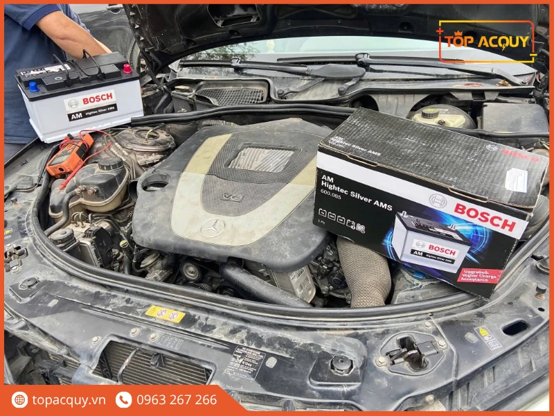Kiểm tra ắc quy Bosch 600.085 100Ah trên khoang máy xe Mercedes