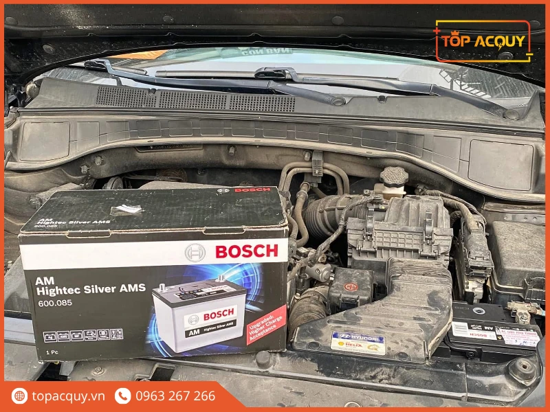 Hộp bình ắc quy Bosch 600.085 100Ah đặt trong khoang máy ô tô