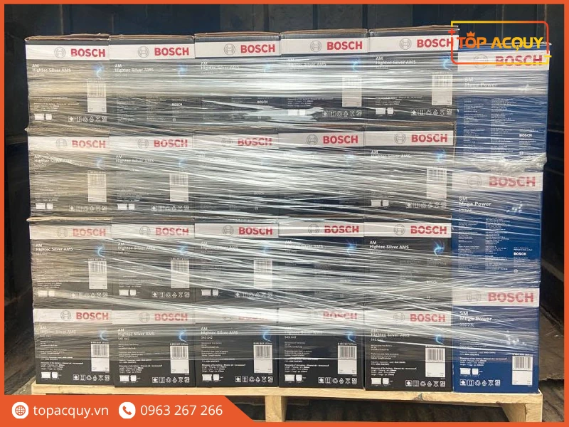 Kiện pallet ắc quy ô tô Bosch chính hãng trên xe giao hàng Topacquy