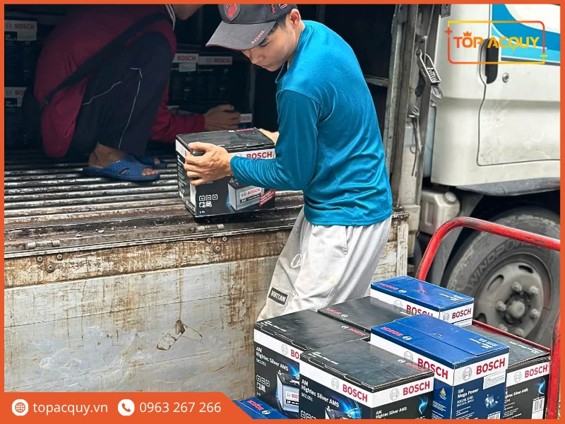 Kỹ thuật viên Topacquy thay lắp bình ắc quy cho xe tải tận nơi