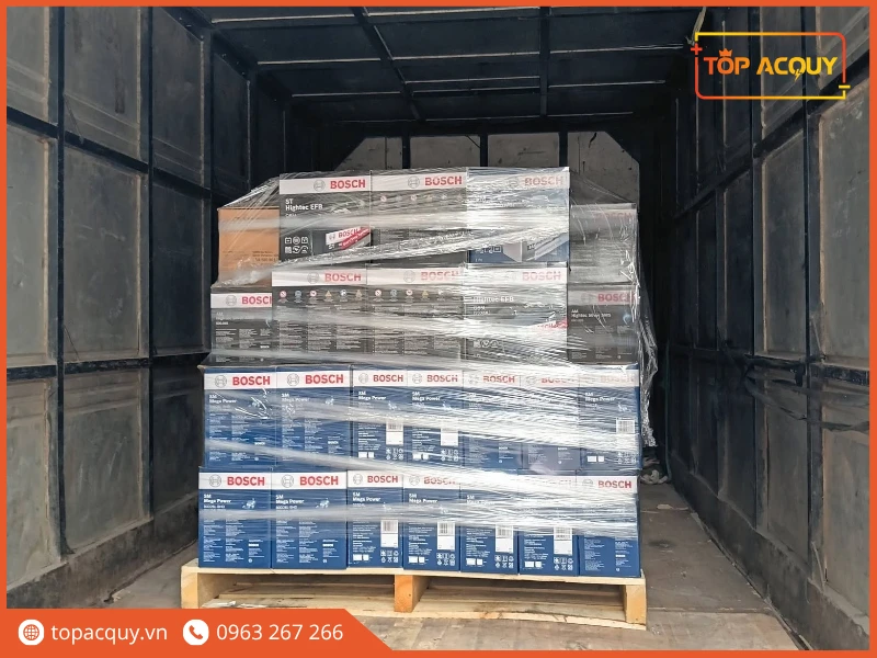 Kiện pallet ắc quy ô tô Bosch chính hãng trên xe giao hàng Topacquy