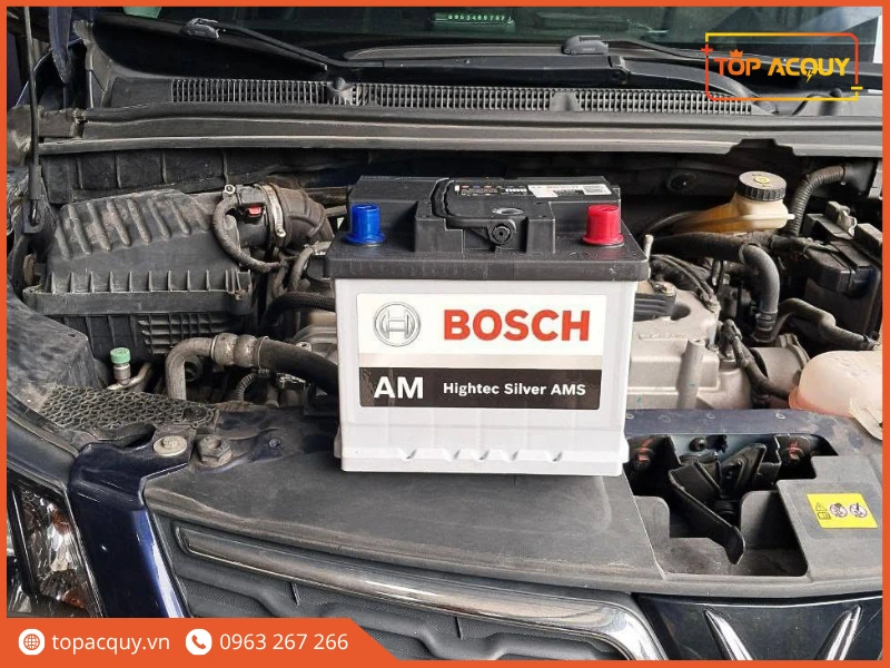 Bình ắc quy Bosch 545.042 12V 45Ah chuẩn bị thay lắp cho xe ô tô