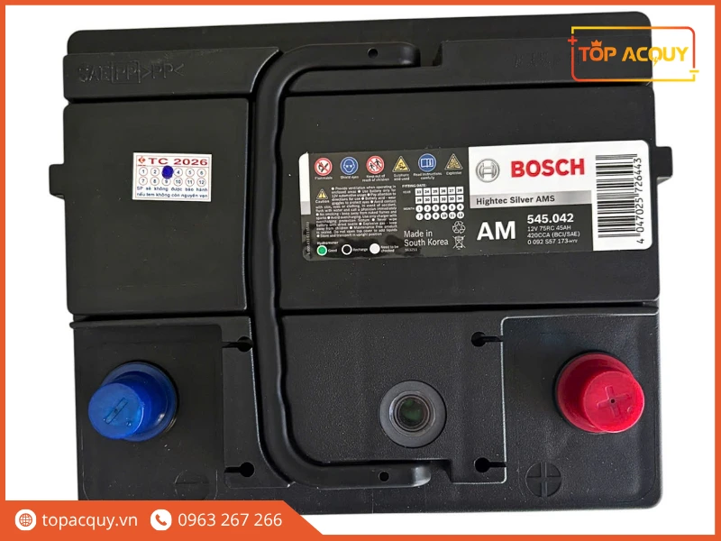 Cận cảnh mặt trên và tem thông số bình ắc quy Bosch 545.042