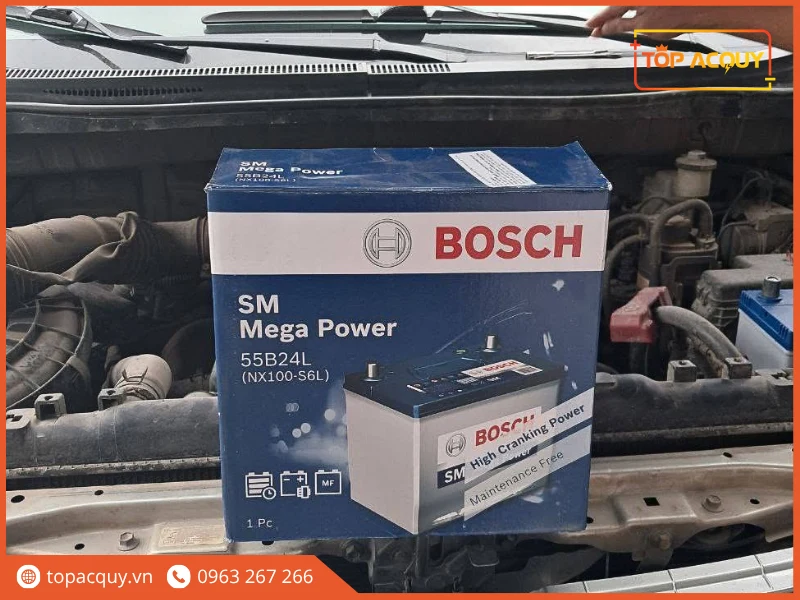 Hộp bình ắc quy Bosch 55B24L 45Ah chuẩn bị thay trên xe