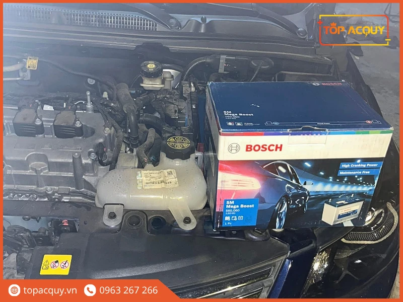 Thay lắp thực tế bình ắc quy Bosch 560.060 60Ah trong khoang máy