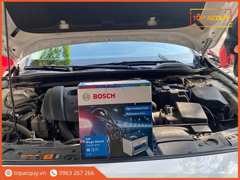 Hộp bình ắc quy Bosch 75D23L 65Ah chuẩn bị thay trên xe