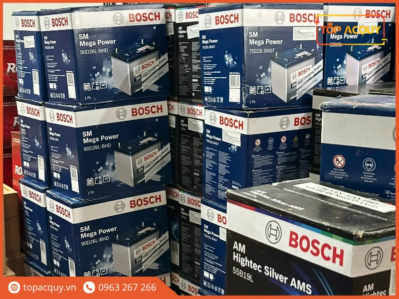 Kệ hàng trưng bày các dòng ắc quy ô tô Bosch tại Topacquy