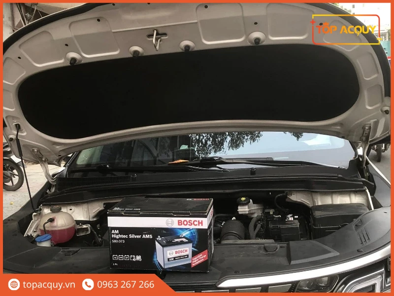 Hộp bình ắc quy Bosch 580.073 đặt trong khoang động cơ ô tô