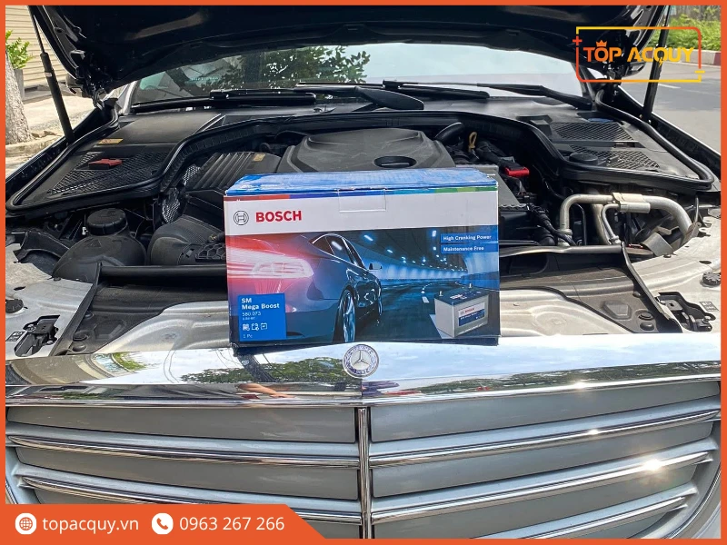 Hộp ắc quy Bosch SM Mega Boost đặt trên khoang máy xe Mercedes