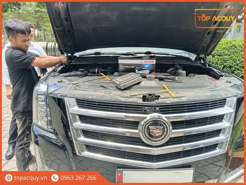 Kỹ thuật viên Topacquy thay ắc quy Bosch 580.073 cho xe Cadillac Escalade