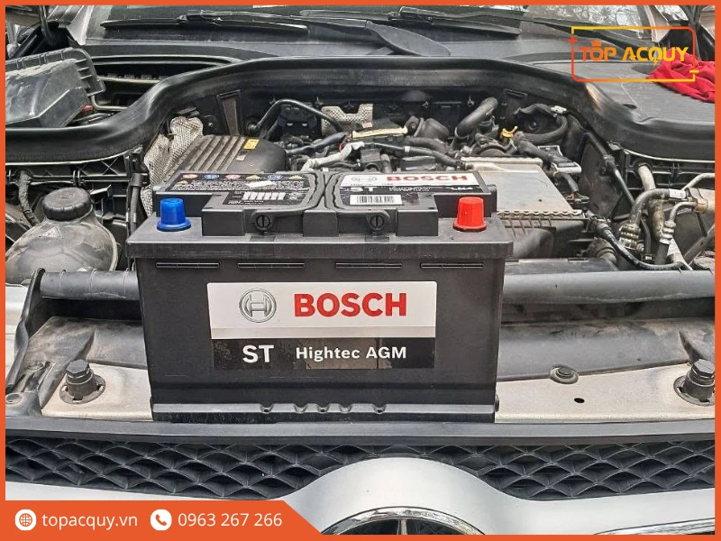 Bình ắc quy Bosch ST Hightec AGM đặt trước khoang máy xe Mercedes