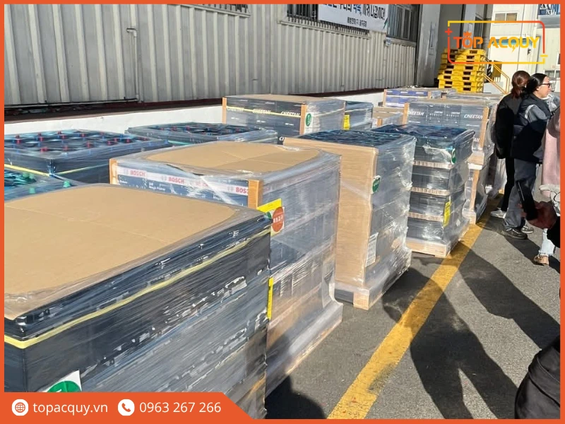 Vận chuyển các pallet bình ắc quy ô tô Bosch chính hãng tại kho
