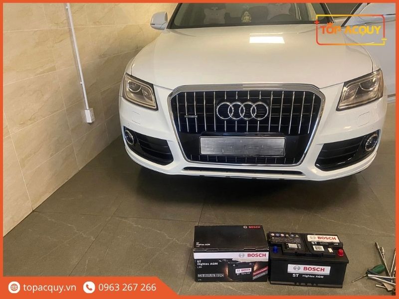 Kỹ thuật viên Topacquy thay bình ắc quy Bosch AGM LN5 cho xe Audi