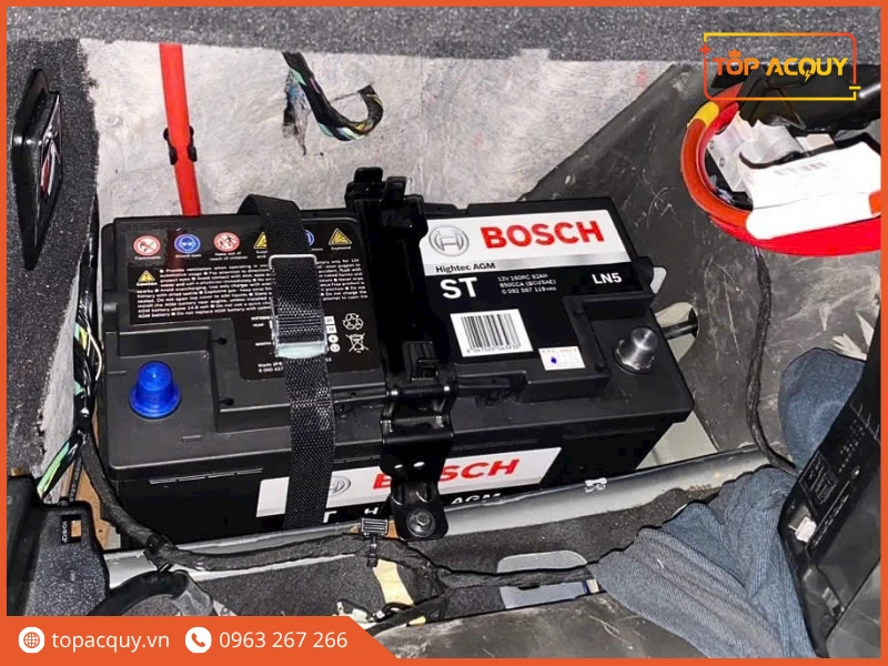 Ắc quy Bosch AGM LN5 12V 95Ah lắp đặt cố định trong cốp xe