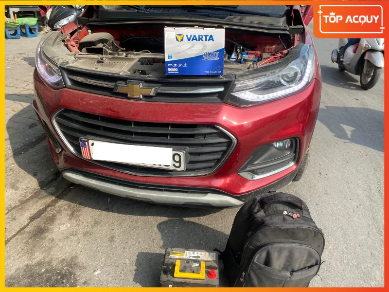 TOPACQUY thay lắp ắc quy xe Chevrolet Trax bình Varta 56090 tận nơi cho khách hàng 