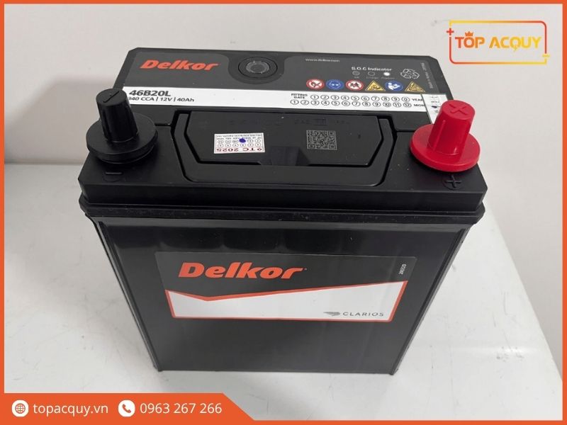 Thông số dòng phóng thực tế 340CCA cùng mắt báo trạng thái điện áp trực quan trên nắp bình kín khí Delkor 46B20L