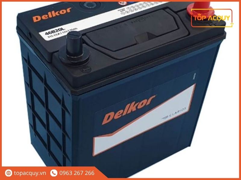Mặt trên bình ắc quy Delkor 46B20LS (12V - 35Ah) hiển thị thông số khởi động 315CCA, cọc to LS cọc trái và mắt thần kiểm tra nồng độ điện dịch tiện lợi