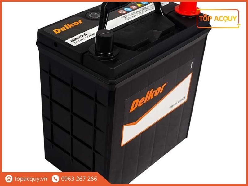Thiết kế quai xách dựng đứng chắc chắn và kết cấu gân dập nổi gia cường chống va đập trên thân ắc quy Delkor 35Ah 46B20LS