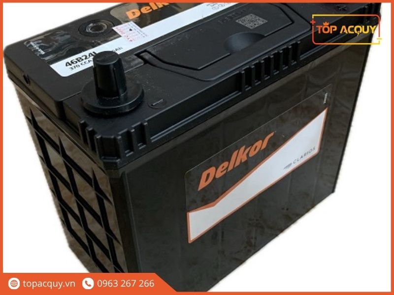 Góc chụp thể hiện cấu trúc khung gân chịu lực và vị trí cọc nổi chuẩn JIS của ắc quy 46B24L 12V 45Ah