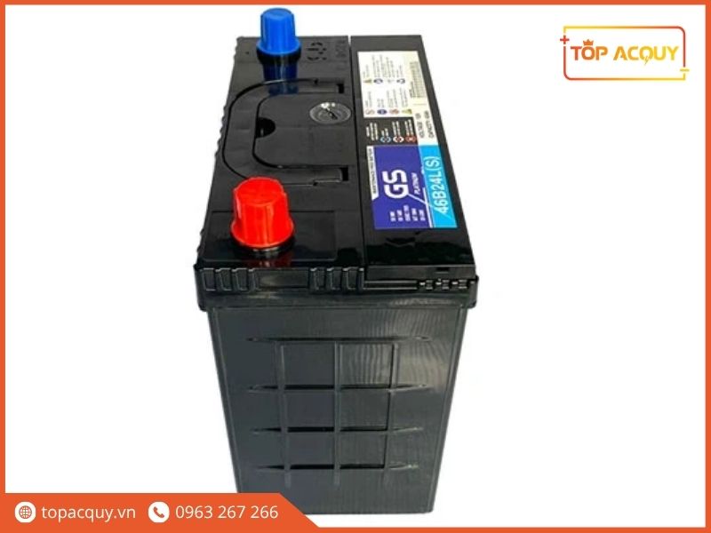 Góc chụp cạnh bên thể hiện cấu trúc khung gân chịu lực và vị trí cọc nổi chuẩn JIS của ắc quy 46B24L 12V 45Ah