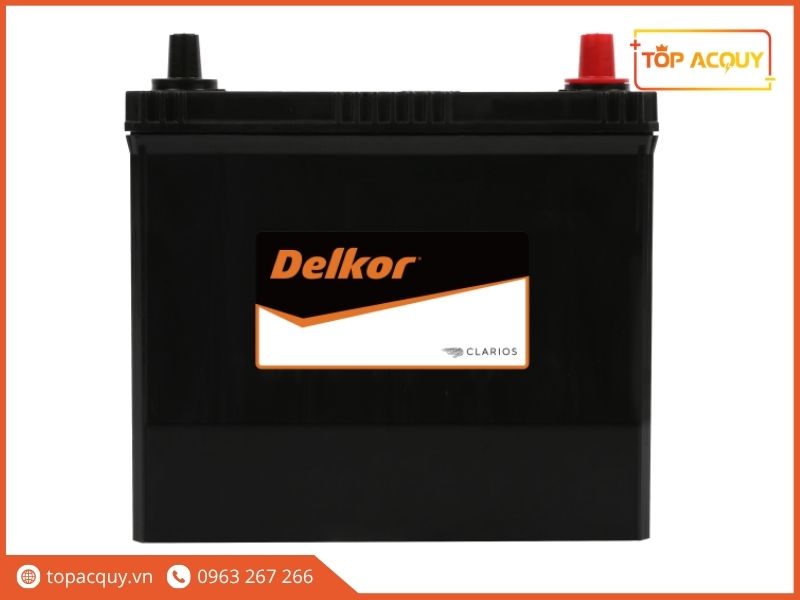 Mặt chính diện bình ắc quy Delkor 46B24LS 12V 45Ah cọc to cọc trái LS với vỏ nhựa đen đúc nguyên khối chống rò rỉ axit