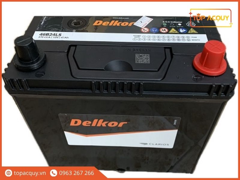 Chi tiết mắt thần chỉ thị dung lượng S.O.C, tem QR bảo hành và thông số dòng phóng 370CCA trên nắp bình khô Delkor 46B24LS