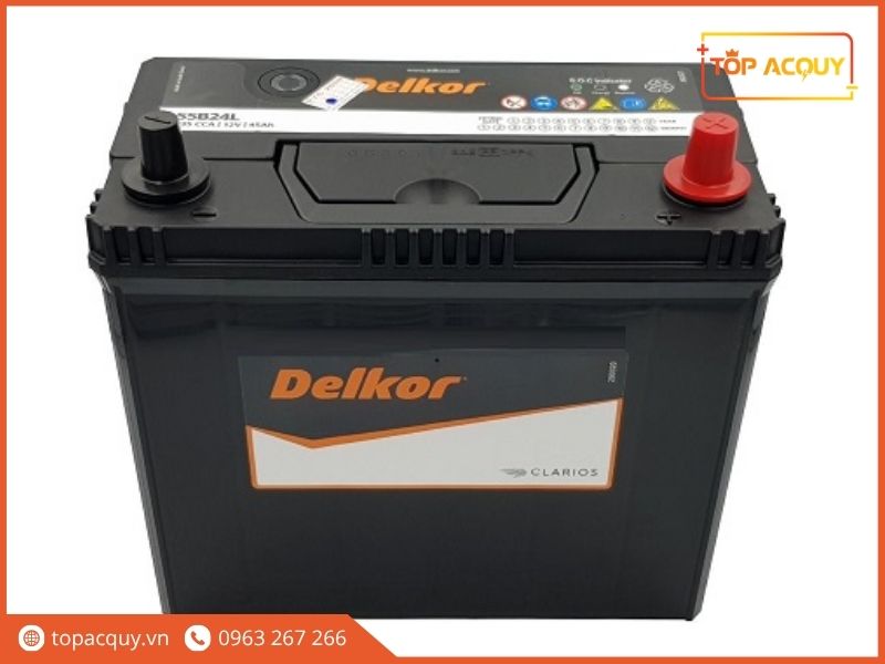 Diện mạo chính diện bình ắc quy Delkor 45Ah 55B24L cọc trái L với nắp bảo vệ cực dương đỏ và tem công nghệ tập đoàn Clarios