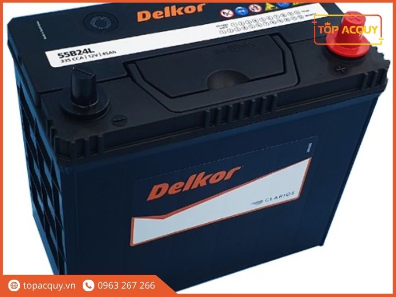 Vỏ nhựa đen chịu nhiệt cùng gân tăng cứng chống va đập trên dòng bình khởi động Delkor 55B24L 335CCA