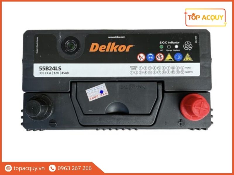 Mặt trên bình Delkor 55B24LS (12V - 45Ah) hiển thị thông số khởi động 335CCA, mắt thần đo điện dịch và tem bảo hành điện tử