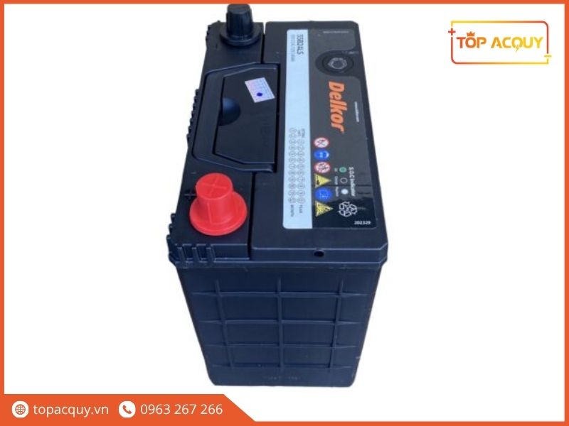 Hệ thống gân trợ lực chịu nhiệt và nắp chụp bảo vệ cực dương trên ắc quy Delkor 55B24LS 12V 45Ah