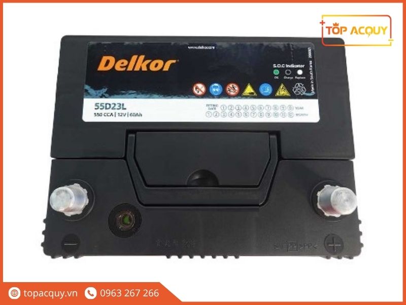 Nắp bình ắc quy Delkor 55D23L 12V 60Ah hiển thị dòng khởi động 550CCA, mắt thần đo điện áp và vị trí cọc trái L chuẩn JIS