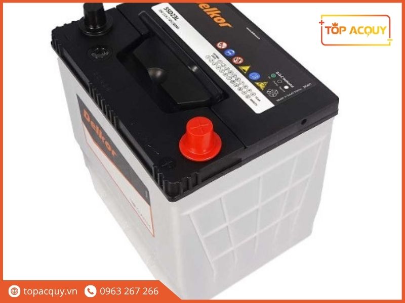 Bình ắc quy Delkor 60Ah 55D23L với thiết kế vỏ trắng nắp đen và nắp bảo vệ cọc dương màu đỏ