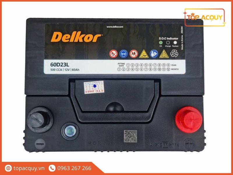 Nắp bình ắc quy Delkor 60D23L 12V 60Ah hiển thị dòng khởi động 500CCA, tem niêm phong xuất xưởng và mắt thần S.O.C chỉ thị dung lượng pin