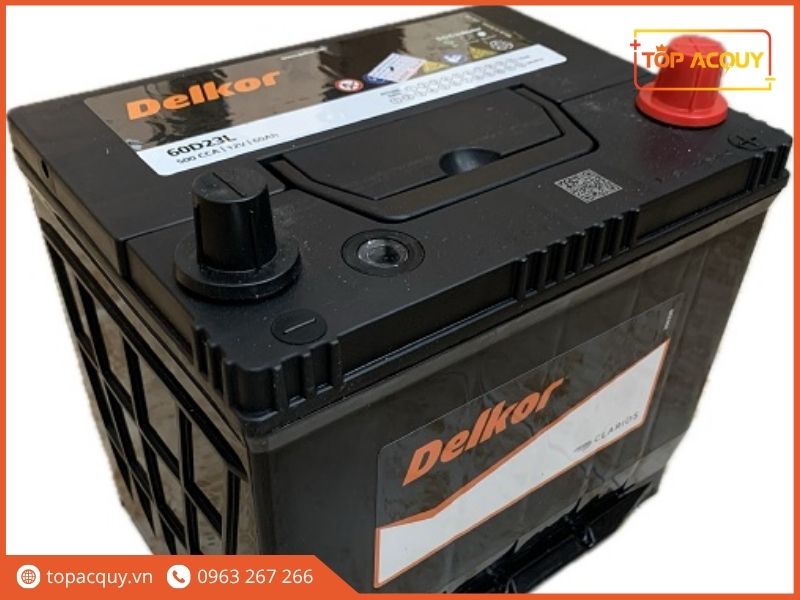 Kết cấu cọc chì tiêu chuẩn JIS, tem mã QR bảo hành điện tử và cấu trúc gân dập gia cường chịu nhiệt trên thân bình Delkor 60Ah