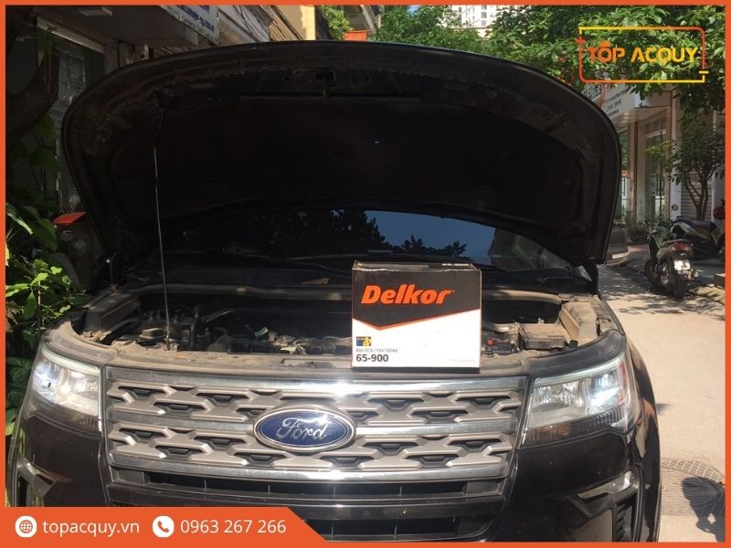 Hộp bình ắc quy Delkor 65-900 chuyên dụng đặt trước khoang động cơ xe Ford Explorer sẵn sàng lắp đặt