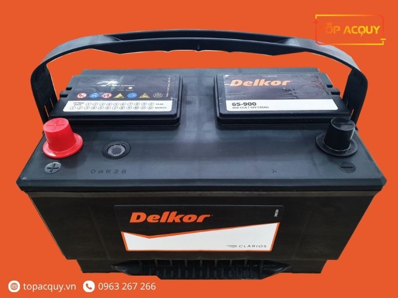 Mặt trước và quai xách chắc chắn của bình ắc quy Delkor 65-900 (12V - 85Ah) chính hãng Clarios