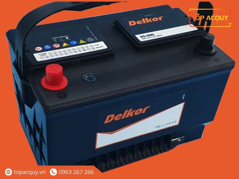 Kết cấu vỏ nhựa chịu lực và hệ thống chân đế cố định của ắc quy Delkor 65-900 chuẩn dòng xe Ford