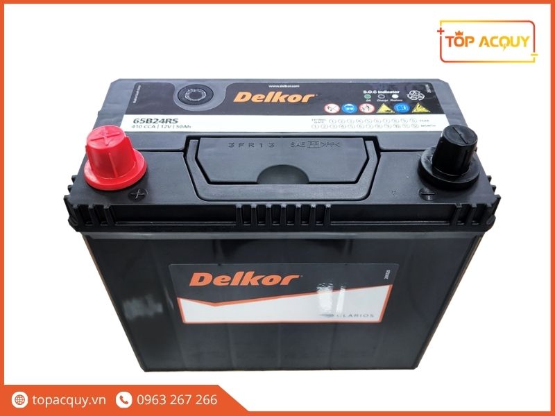Mặt nắp bình Delkor 65B24RS 410CCA tích hợp mắt thần S.O.C báo nồng độ điện dịch, quai xách gập và nắp chụp cọc dương màu đỏ