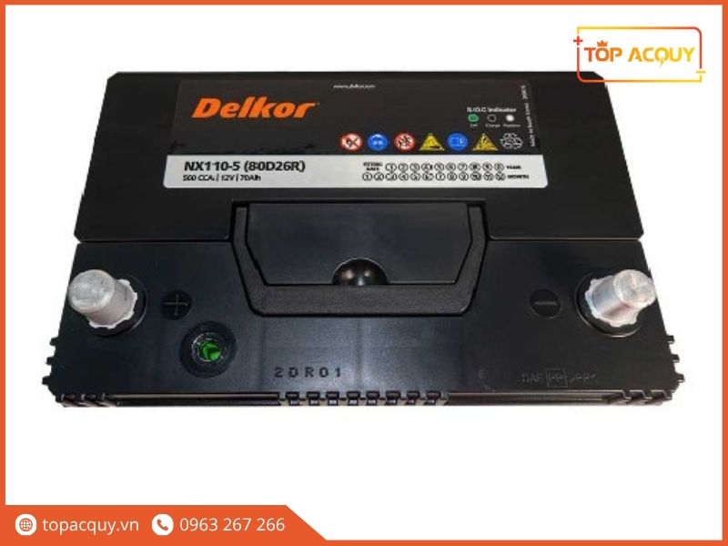 Thiết kế nắp bình Delkor 80D26R 70Ah với mắt thần kiểm tra tình trạng điện áp và quai xách gập tiện lợi&nbsp;