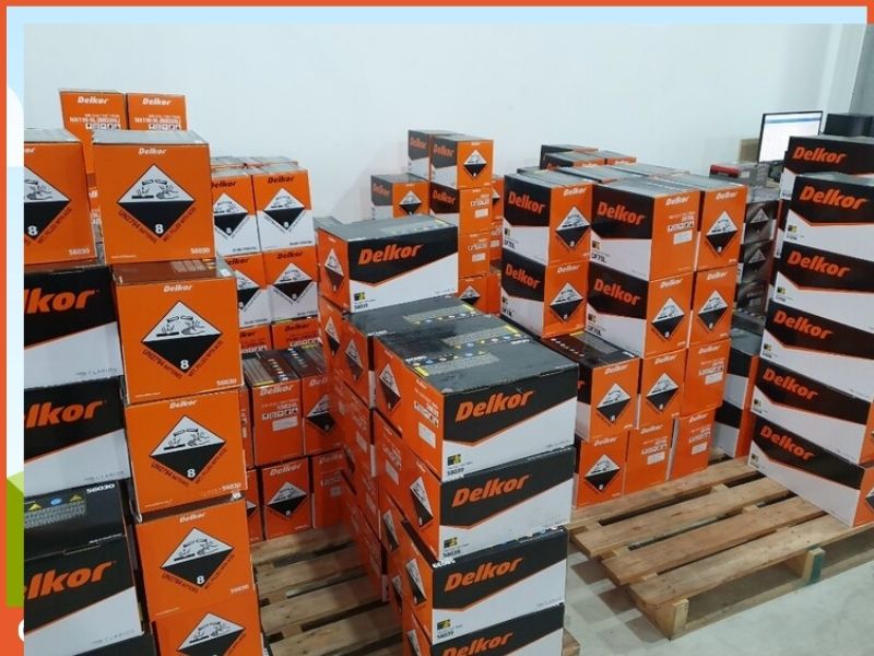 Kho hàng ắc quy ô tô Delkor nhập khẩu Hàn Quốc xếp pallet sẵn sàng giao cho khách hàng