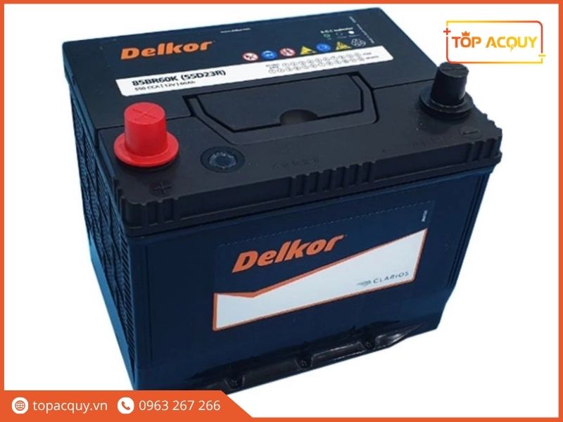 Mặt trên bình ắc quy Delkor 85BR60K (DF60R) 12V 60Ah hiển thị cọc phải R bọc nắp đỏ, mắt thần chỉ thị S.O.C và thông số dòng khởi động 550CCA