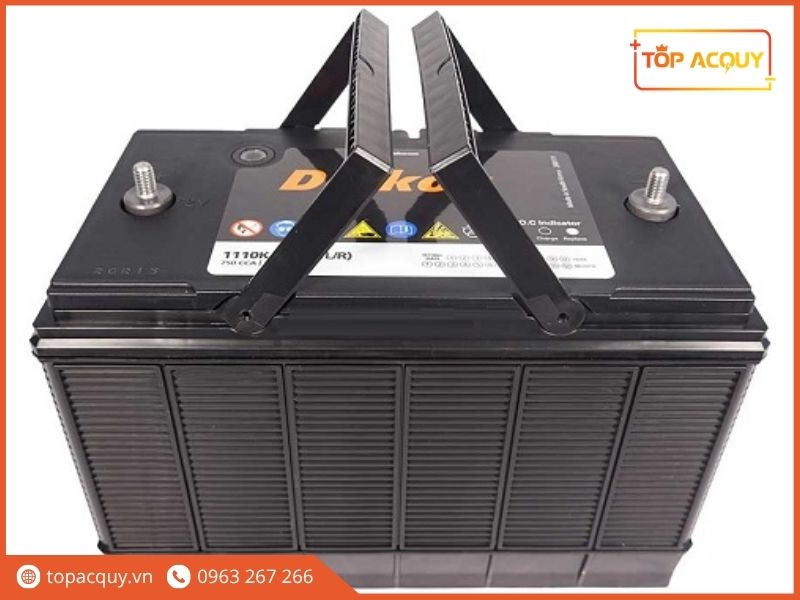 Bình ắc quy Delkor Commercial 1110K 100Ah cọc bu lông ren xoắn chắc chắn và thiết kế quai xách đôi trợ lực