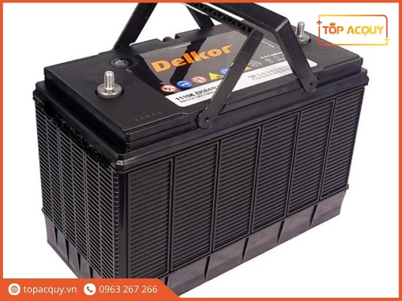 Thân bình ắc quy tải nặng Delkor 1110K 12V 100Ah với vỏ nhựa đen có gân tăng cứng chống rung lắc