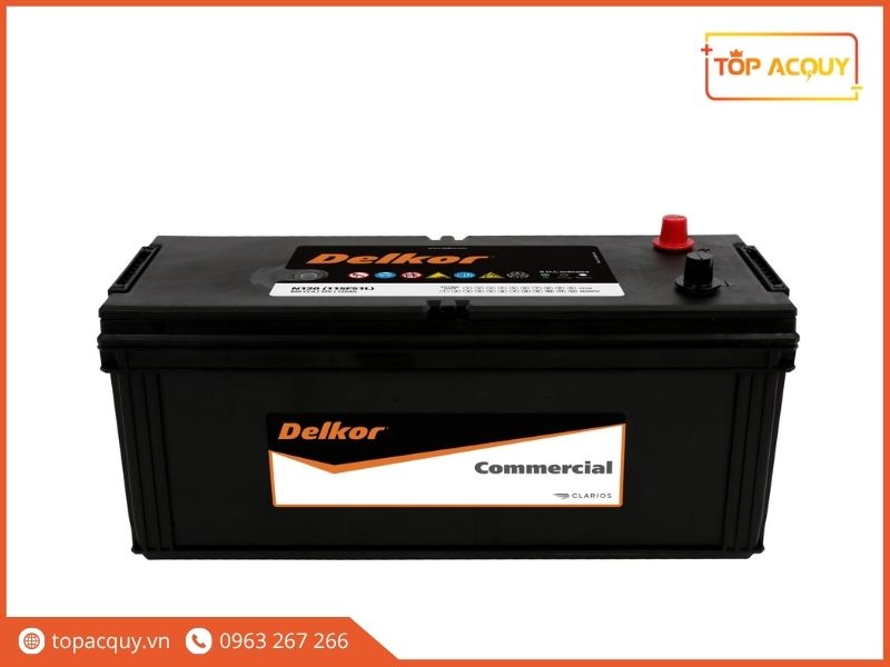 Mặt trước bình ắc quy Delkor Commercial N120 (115F51L) 12V 120Ah vỏ nhựa đen với tem nhãn Clarios chính hãng