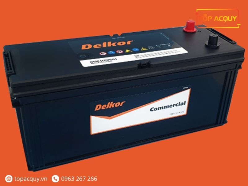 Mặt trên bình ắc quy tải nặng Delkor N120 120Ah hiển thị cọc dương nắp chụp đỏ và mắt thần báo trạng thái