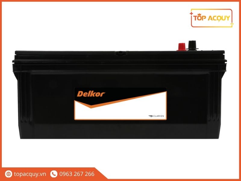 Cận cảnh 2 cực bình đúc chì nguyên khối chống rò rỉ cùng tem nhãn Clarios trên thân ắc quy Delkor Commercial N200