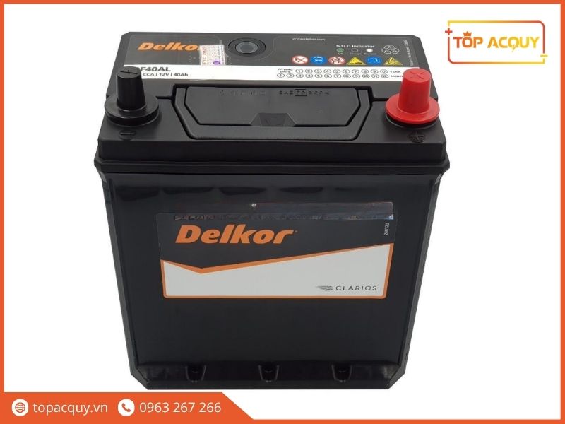 Nắp bình ắc quy Delkor DF40AL 12V 40Ah cọc nhỏ chuẩn L với mắt thần kiểm tra nồng độ điện dịch và nắp bảo vệ cực dương màu đỏ