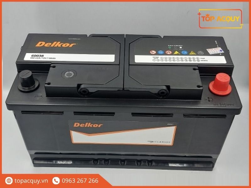 Mặt trước bình Delkor DIN100 60038 cọc L 12V 100Ah tem nhãn sắc nét